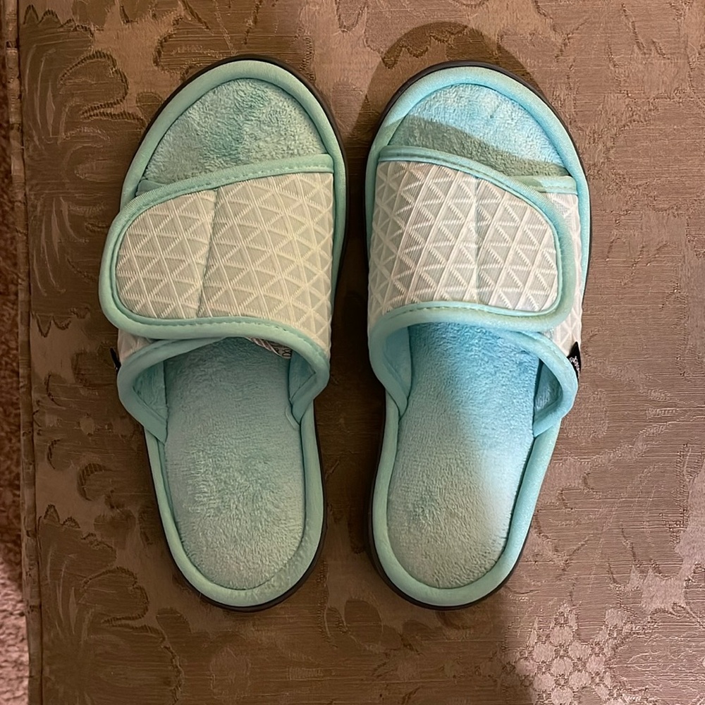 Women’s ISOTONER ALL AROUND MEMORY FOAM Slippers-Sz 7.5-8